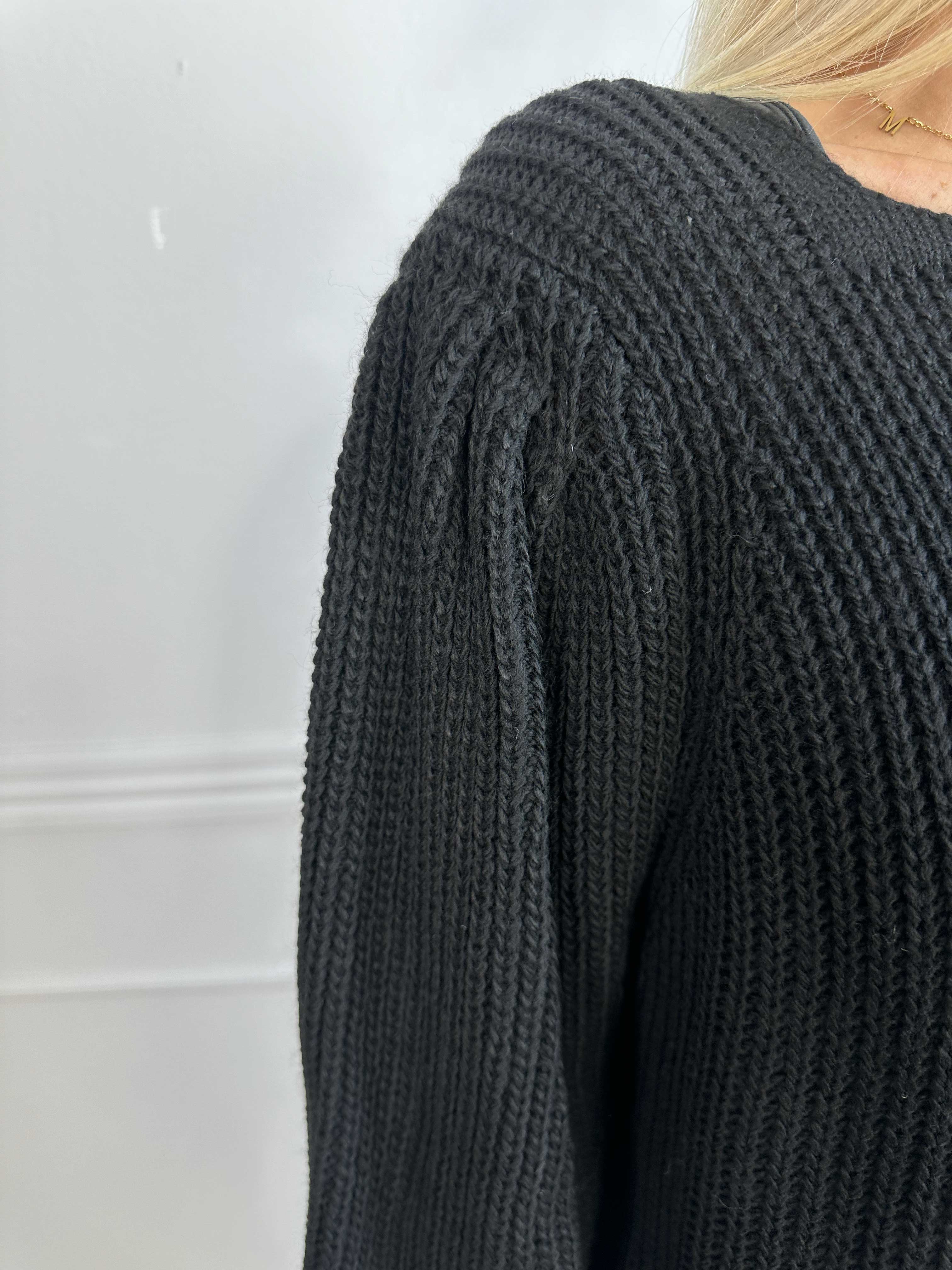 Dajana - Söt stickad klänning med ballongärmar